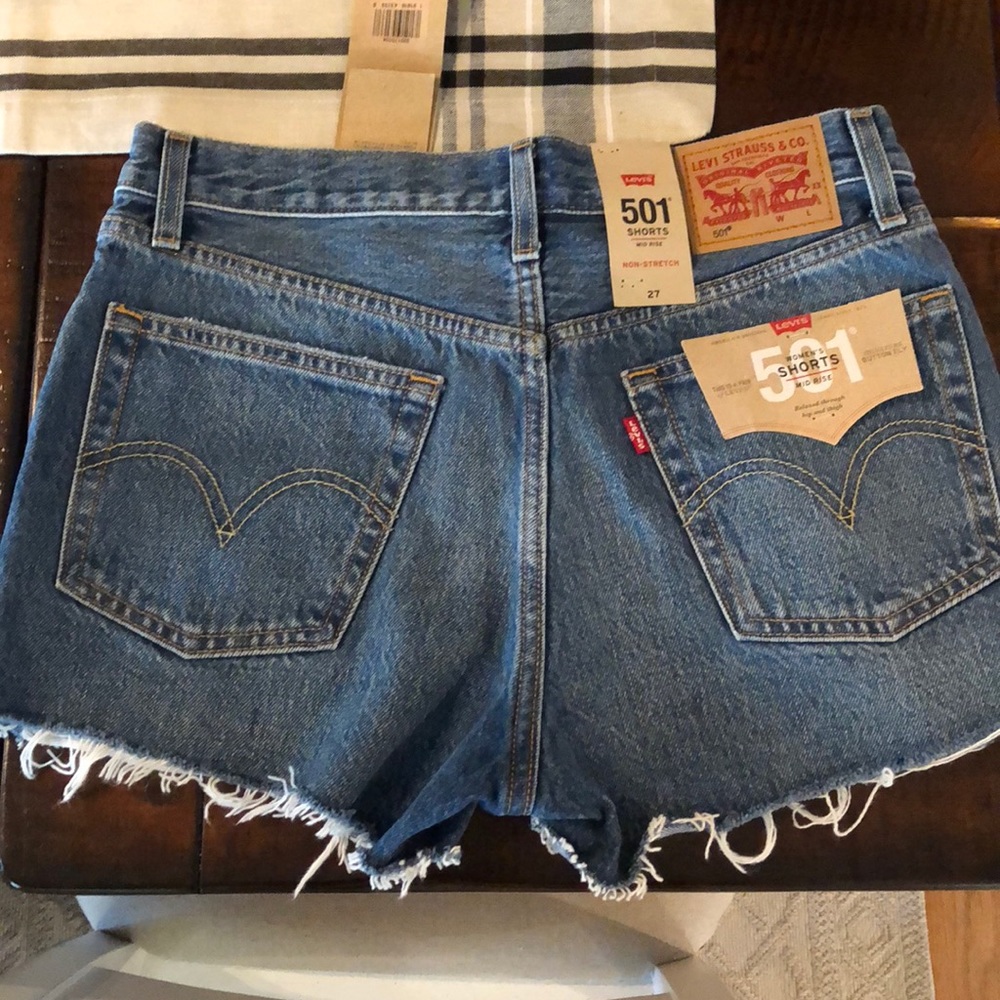 Women’s mid rise Levi shorts
